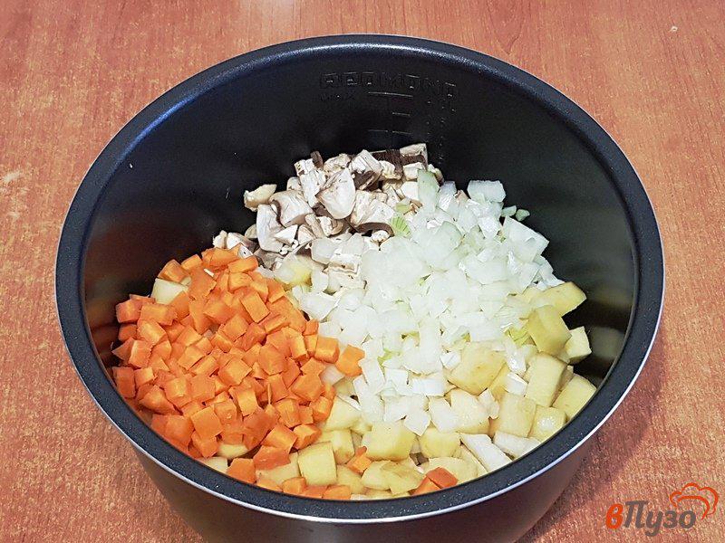 Фото приготовление рецепта: Суп грибной в мультиварке шаг №6