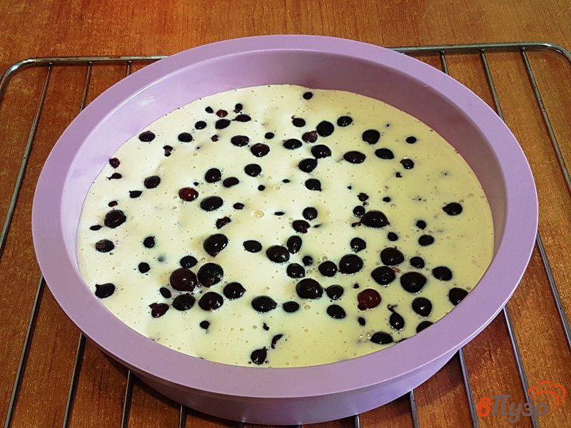 Фото приготовление рецепта: Пирог с черной смородиной шаг №7