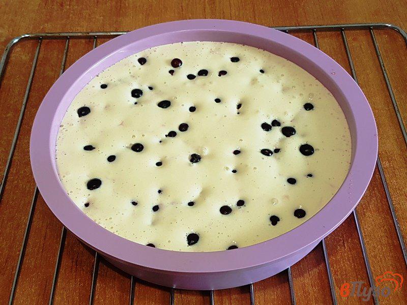 Фото приготовление рецепта: Пирог с черной смородиной шаг №8