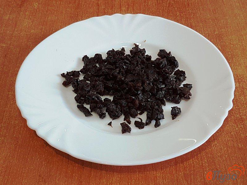 Фото приготовление рецепта: Салат из свеклы с грецкими орехами «Традиционный» шаг №4