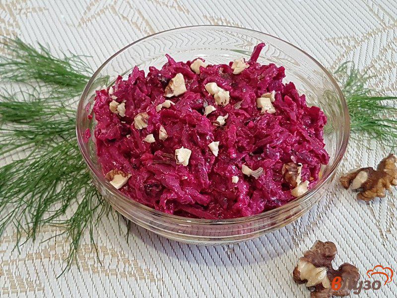 Фото приготовление рецепта: Салат из свеклы с грецкими орехами «Традиционный» шаг №8