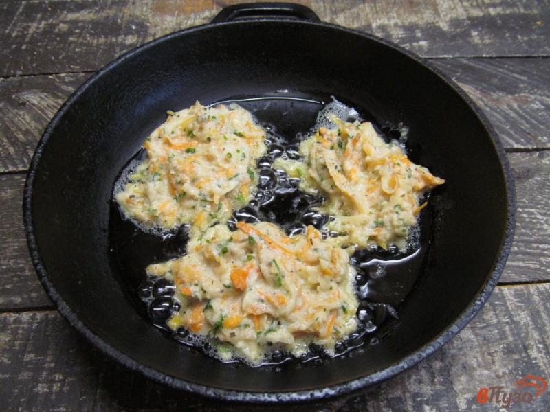 Фото приготовление рецепта: Картофельные оладьи с манной крупой шаг №8