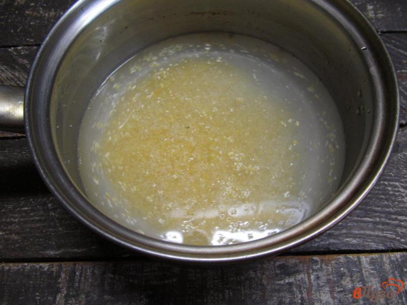 Фото приготовление рецепта: Томатная кукурузная каша с яйцом шаг №2