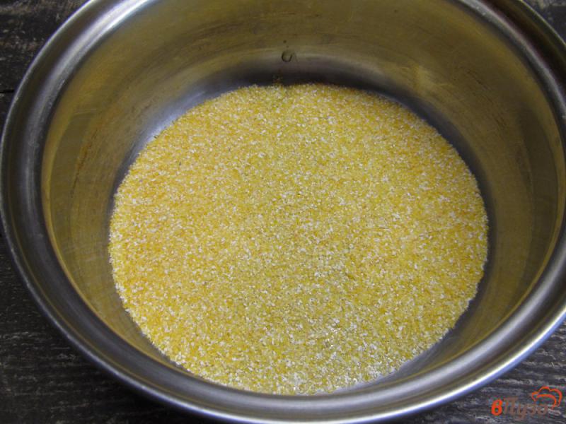 Фото приготовление рецепта: Томатная кукурузная каша с яйцом шаг №1