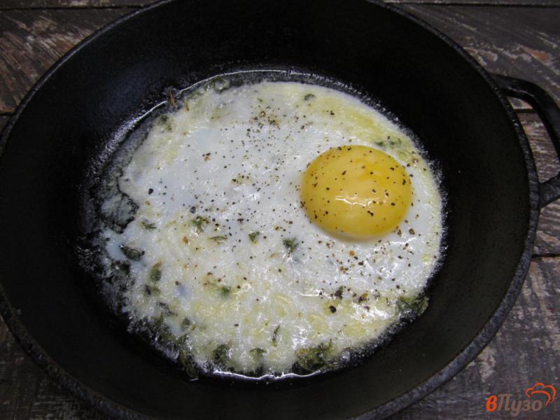 Фото приготовление рецепта: Томатная кукурузная каша с яйцом шаг №5