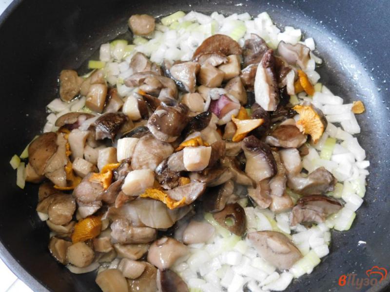 Фото приготовление рецепта: Лесные грибы в чесночном соусе шаг №2