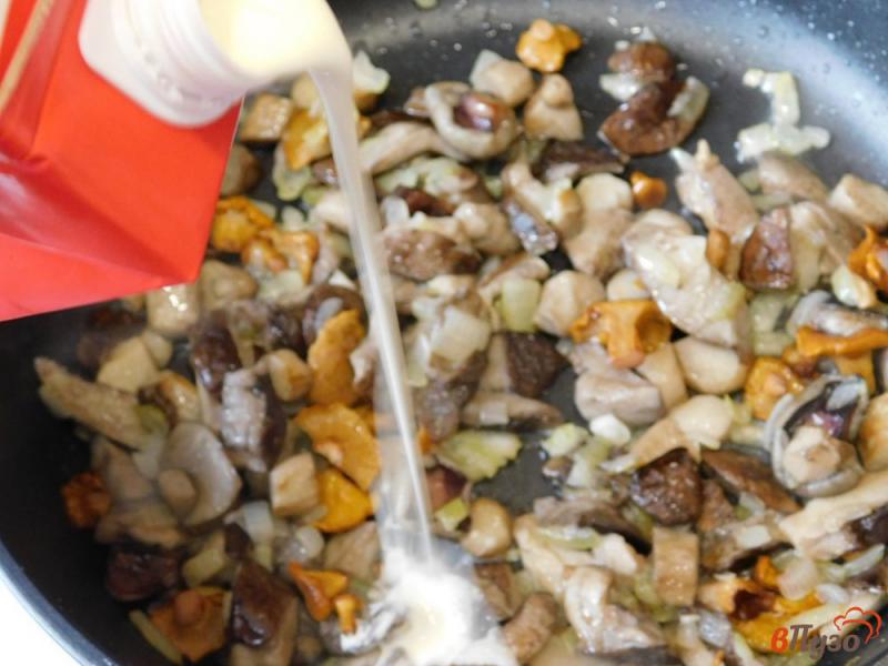 Фото приготовление рецепта: Лесные грибы в чесночном соусе шаг №3
