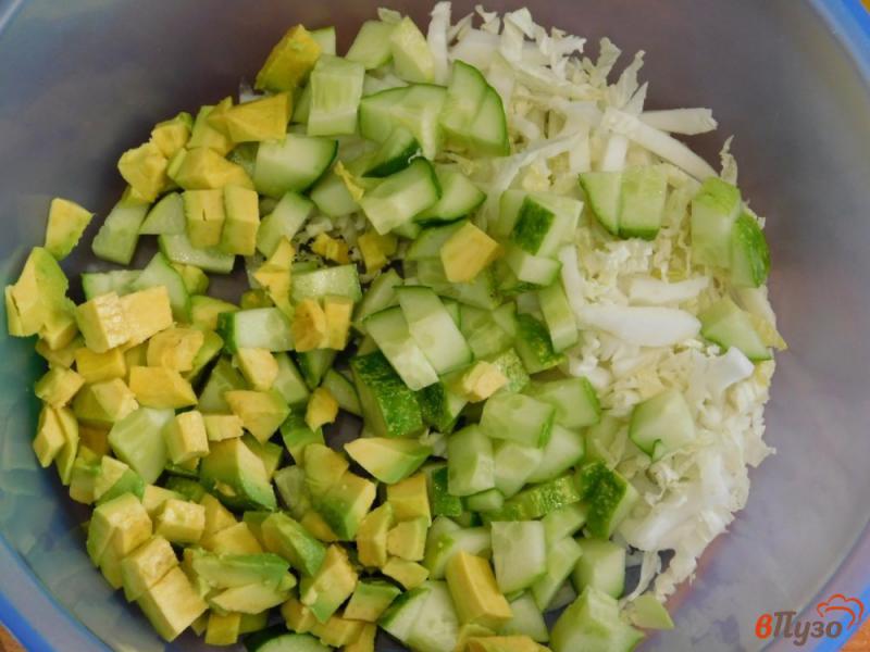 Фото приготовление рецепта: Овощной салат с авокадо и пекинской капустой шаг №3