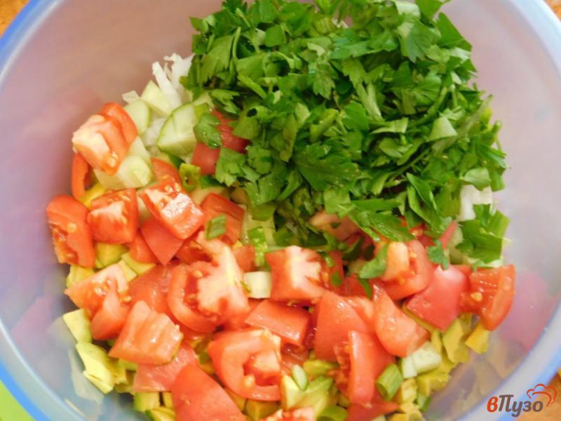 Фото приготовление рецепта: Овощной салат с авокадо и пекинской капустой шаг №4
