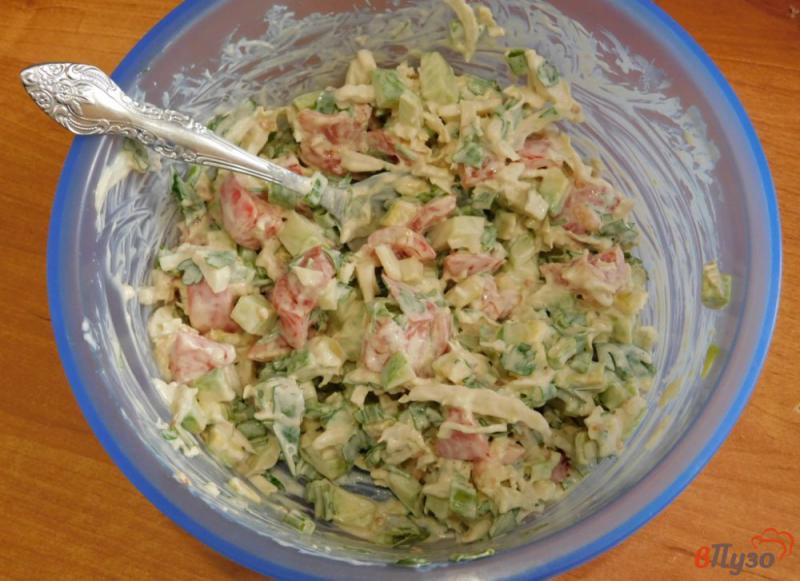 Фото приготовление рецепта: Овощной салат с авокадо и пекинской капустой шаг №5