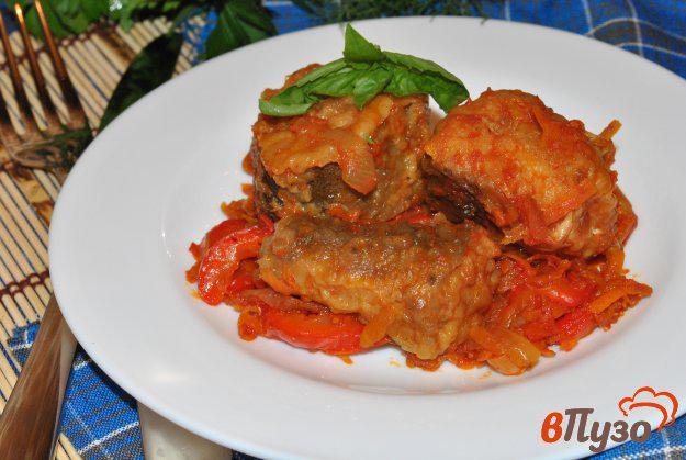 Фото приготовление рецепта: Рыба тушеная с овощами в томатном соусе шаг №7