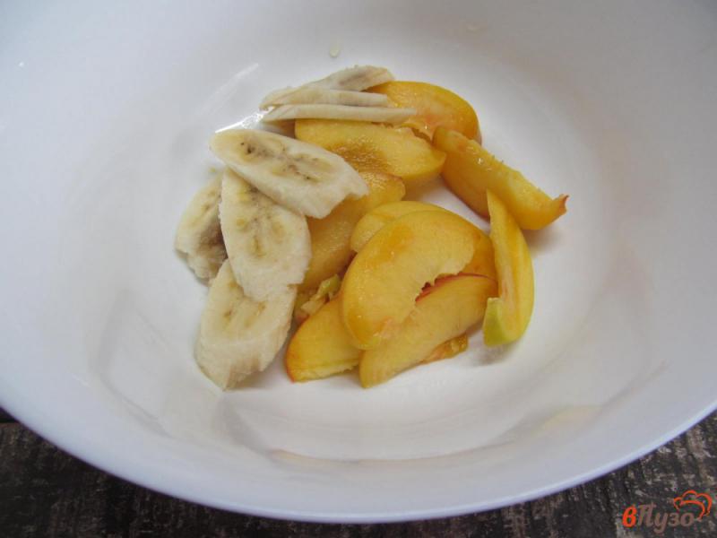 Фото приготовление рецепта: Салат с персиком абрикосом и кокосовой стружкой шаг №2