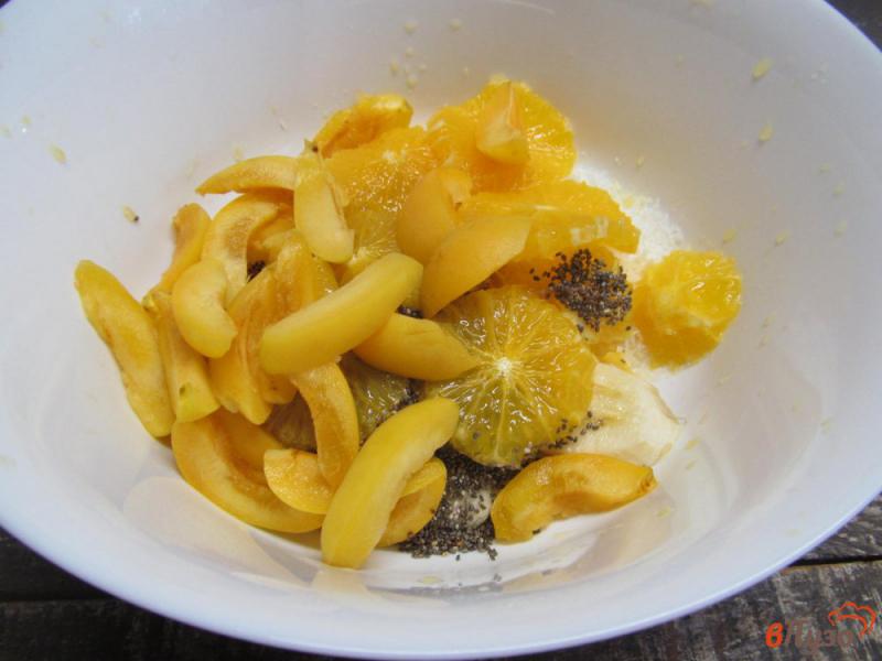 Фото приготовление рецепта: Салат с персиком абрикосом и кокосовой стружкой шаг №4