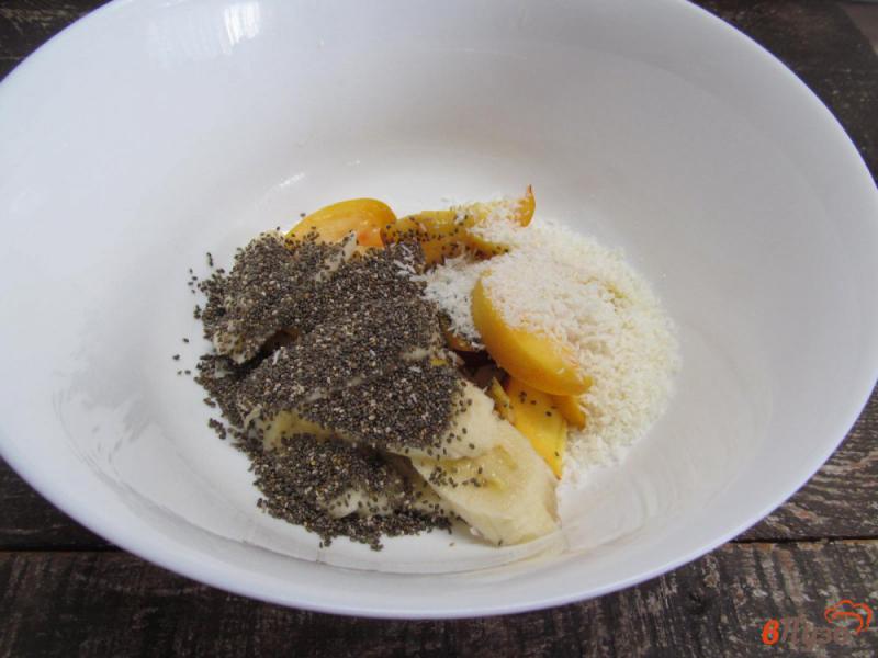 Фото приготовление рецепта: Салат с персиком абрикосом и кокосовой стружкой шаг №3