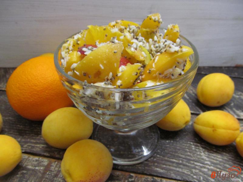 Фото приготовление рецепта: Салат с персиком абрикосом и кокосовой стружкой шаг №6