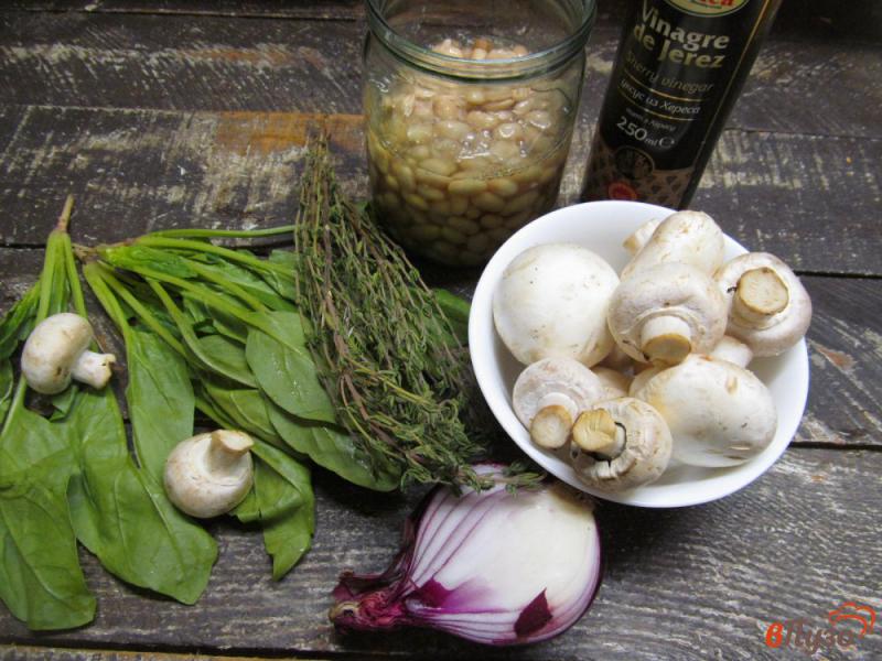 Фото приготовление рецепта: Теплый фасолевый салат с шампиньоном и шпинатом шаг №1