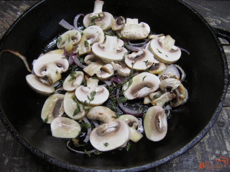 Фото приготовление рецепта: Теплый фасолевый салат с шампиньоном и шпинатом шаг №3