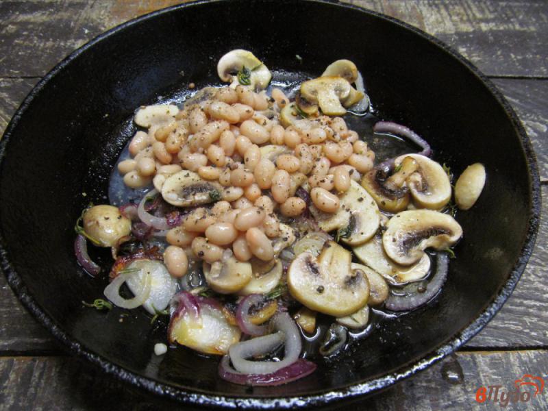 Фото приготовление рецепта: Теплый фасолевый салат с шампиньоном и шпинатом шаг №4