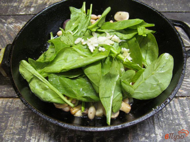 Фото приготовление рецепта: Теплый фасолевый салат с шампиньоном и шпинатом шаг №5