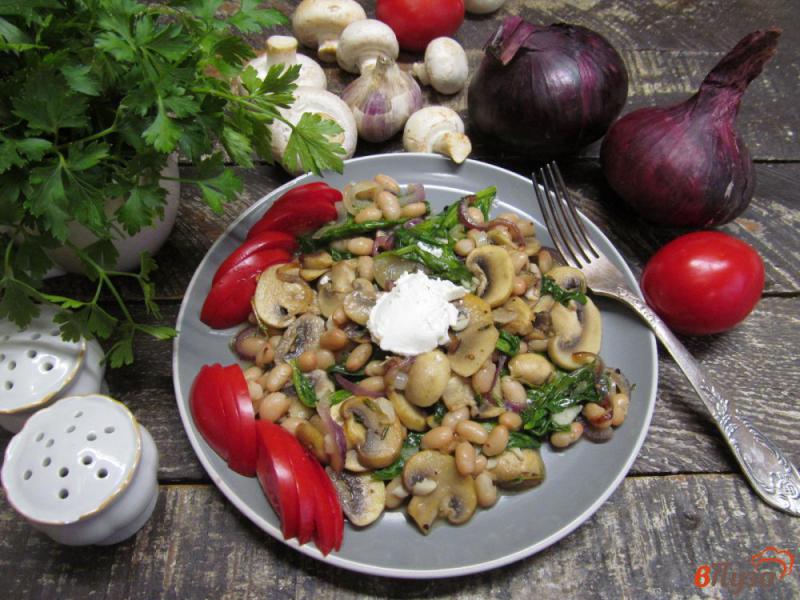 Фото приготовление рецепта: Теплый фасолевый салат с шампиньоном и шпинатом шаг №6