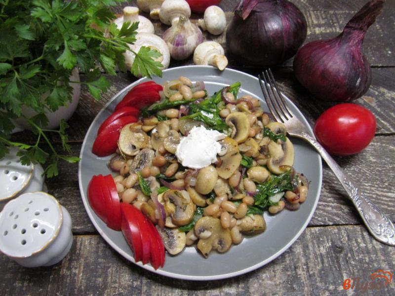 Фото приготовление рецепта: Теплый фасолевый салат с шампиньоном и шпинатом шаг №7