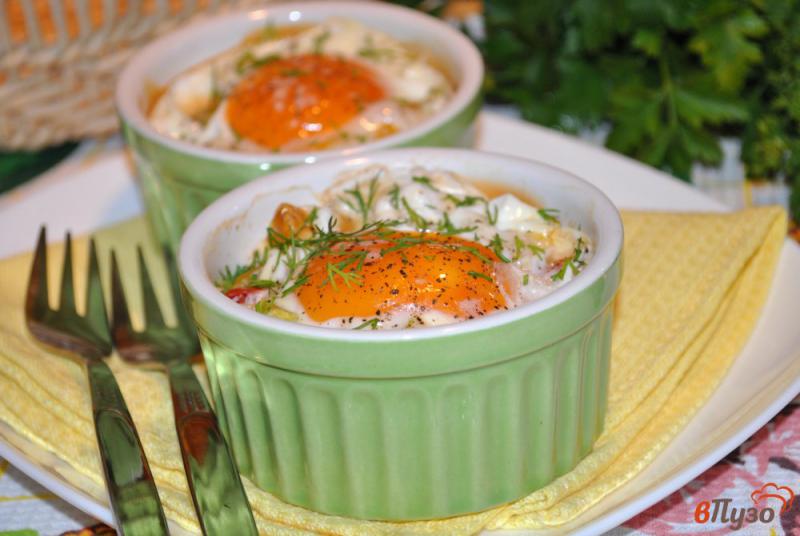 Фото приготовление рецепта: Яйца кокот с беконом и овощами шаг №4