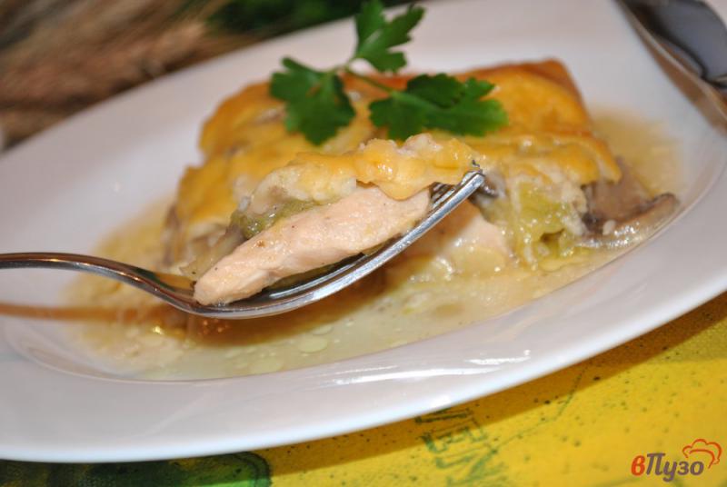 Фото приготовление рецепта: Запеканка из курицы с кабачком и грибами шаг №8