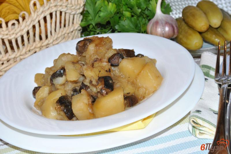 Фото приготовление рецепта: Картофель тушенный с лесными грибами шаг №5