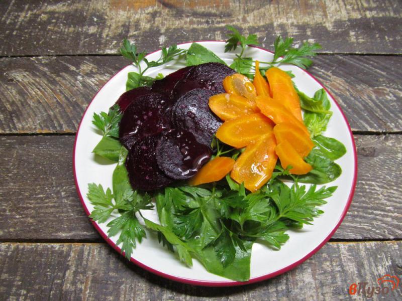 Фото приготовление рецепта: Салат со свеклой морковью и сыром шаг №2