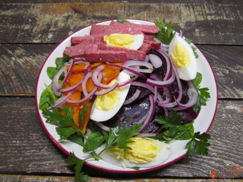 Фото приготовление рецепта: Салат со свеклой морковью и сыром шаг №3