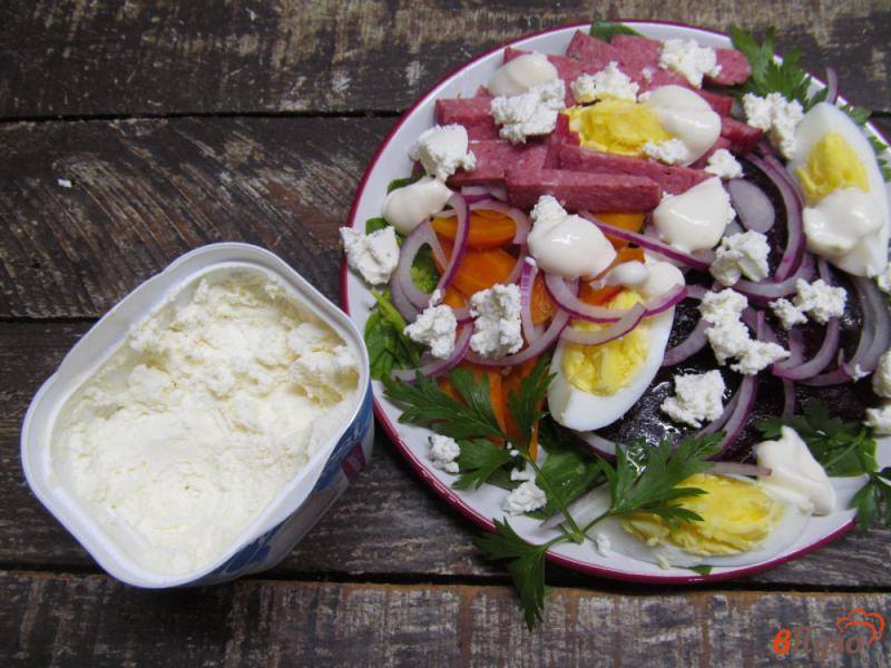 Фото приготовление рецепта: Салат со свеклой морковью и сыром шаг №4