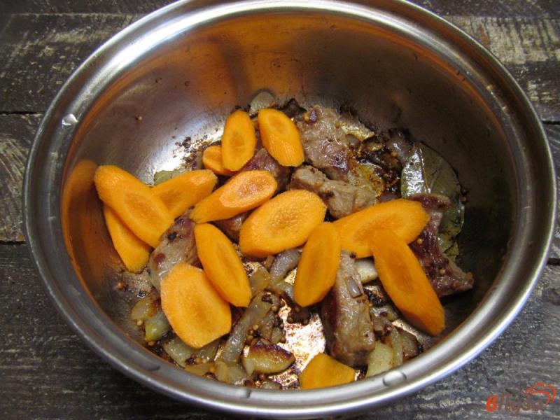 Фото приготовление рецепта: Говядина с овощами и шампиньоном шаг №3