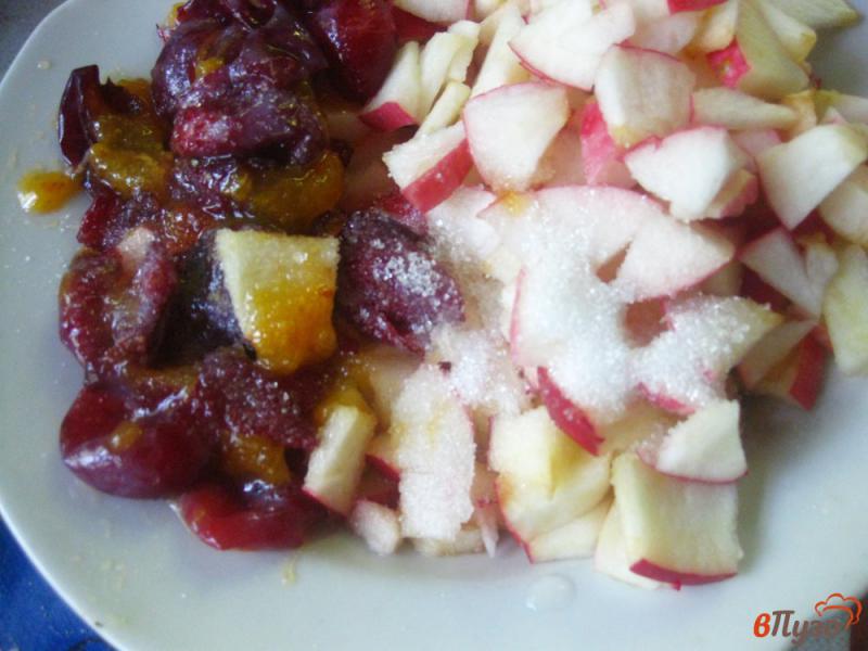 Фото приготовление рецепта: Жареные пирожки с яблоками и сливами шаг №8