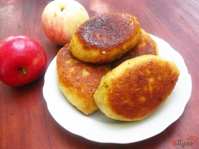Фото приготовление рецепта: Жареные пирожки с яблоками и сливами шаг №12