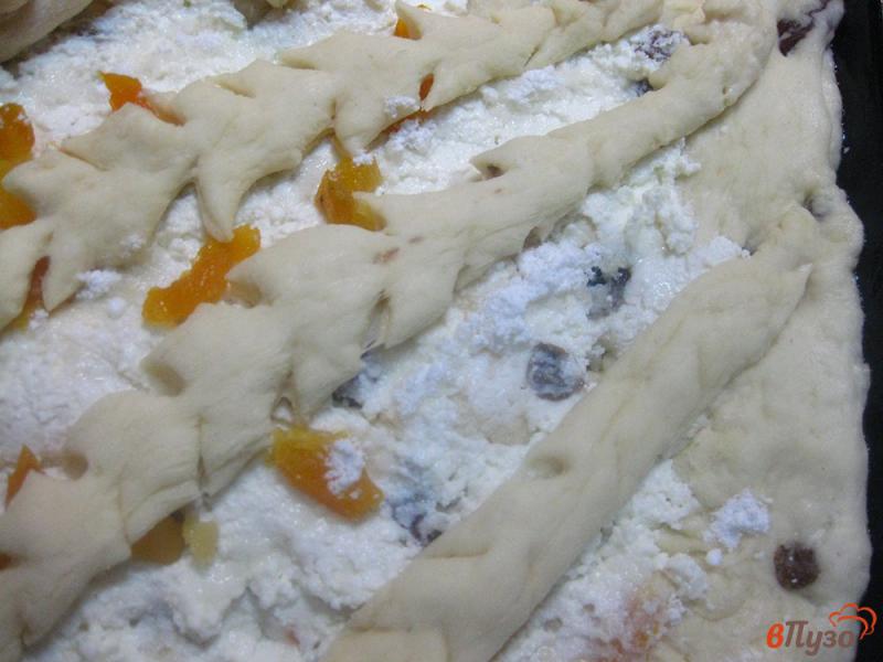 Фото приготовление рецепта: Пирог с сыром и курагой шаг №8