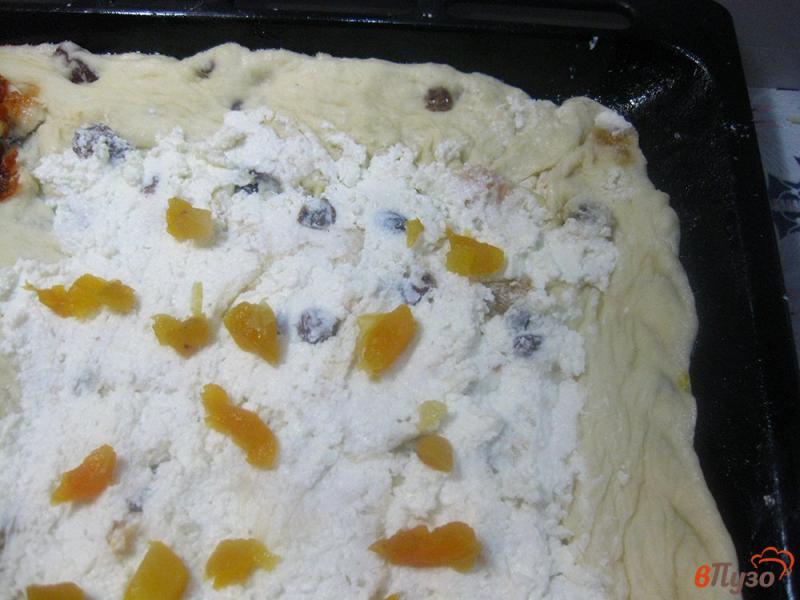 Фото приготовление рецепта: Пирог с сыром и курагой шаг №7
