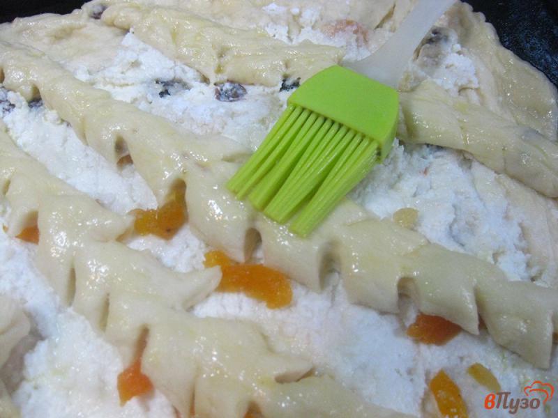 Фото приготовление рецепта: Пирог с сыром и курагой шаг №9