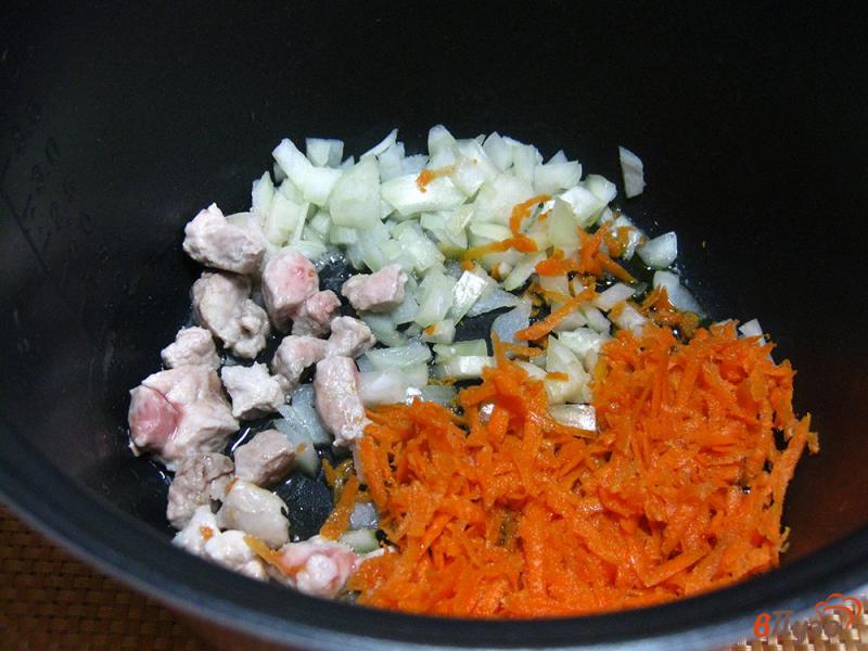 Фото приготовление рецепта: Рис с курицей и грибами в мультиварке шаг №3