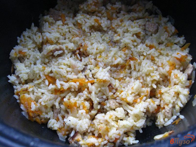 Фото приготовление рецепта: Рис с курицей и грибами в мультиварке шаг №6