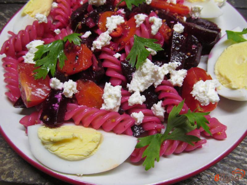 Фото приготовление рецепта: Теплый салат с макаронами и свеклой шаг №4