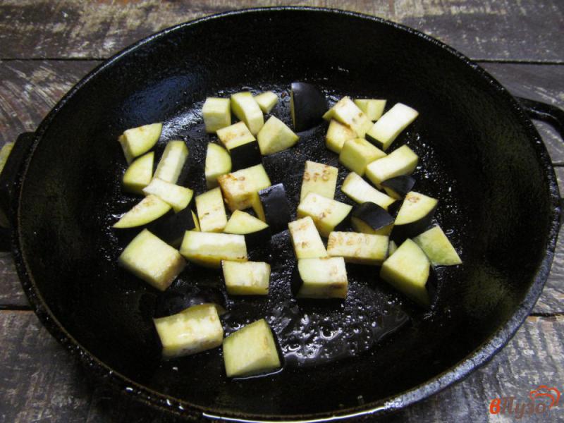 Фото приготовление рецепта: Салат с телятиной баклажаном и морковью шаг №3