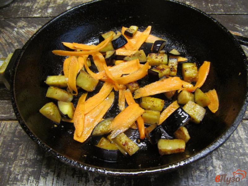 Фото приготовление рецепта: Салат с телятиной баклажаном и морковью шаг №4