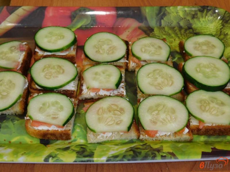 Фото приготовление рецепта: Бутерброды красной рыбой и свежим огурцом шаг №4