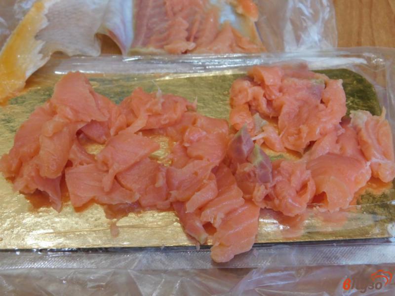 Фото приготовление рецепта: Бутерброды красной рыбой и свежим огурцом шаг №3