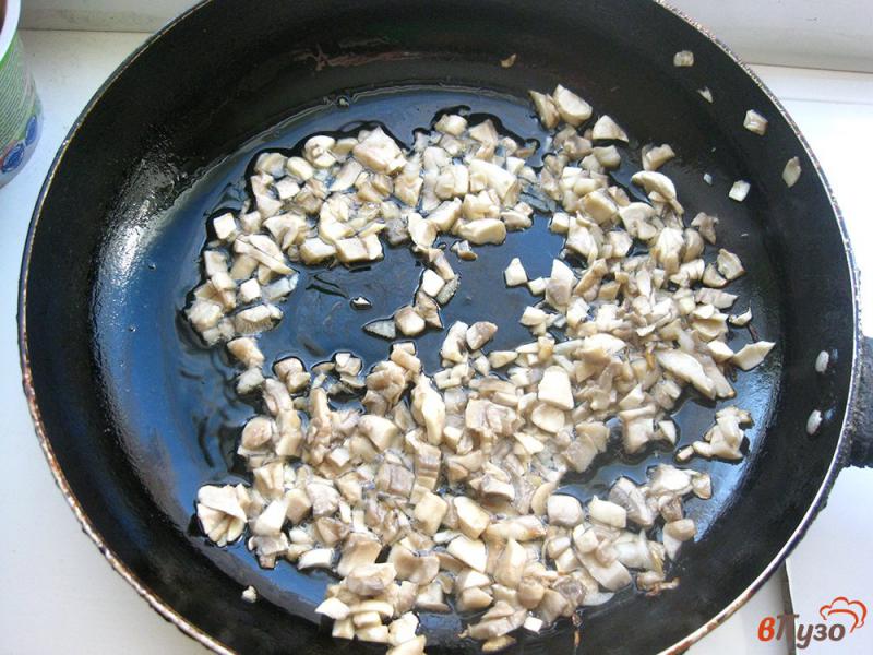 Фото приготовление рецепта: Слойки с грибами шаг №4