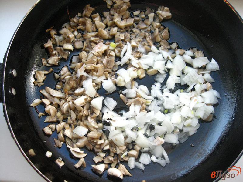 Фото приготовление рецепта: Слойки с грибами шаг №5