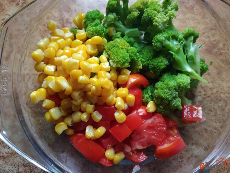 Фото приготовление рецепта: Салат с брокколи и кукурузой шаг №3