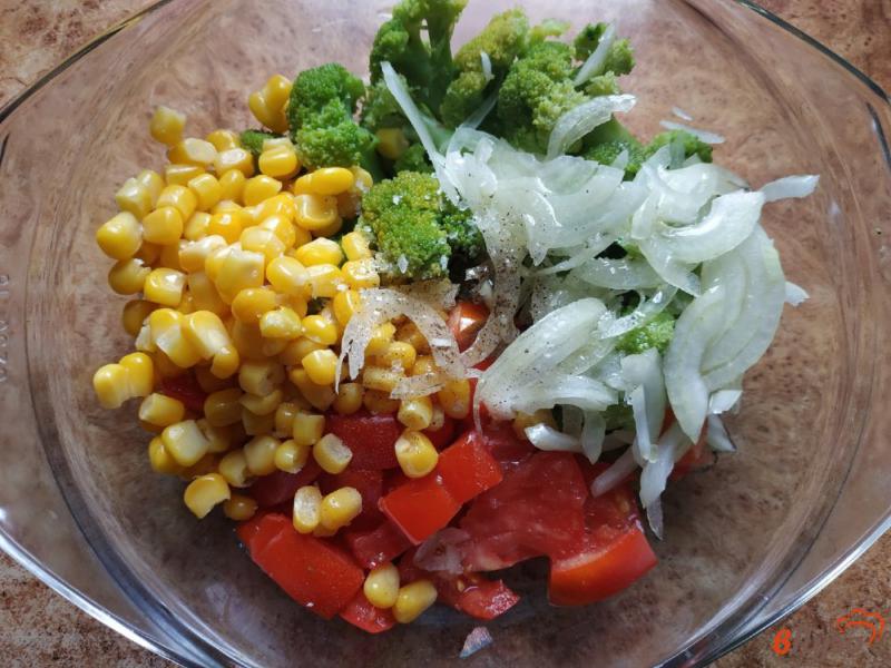 Фото приготовление рецепта: Салат с брокколи и кукурузой шаг №4