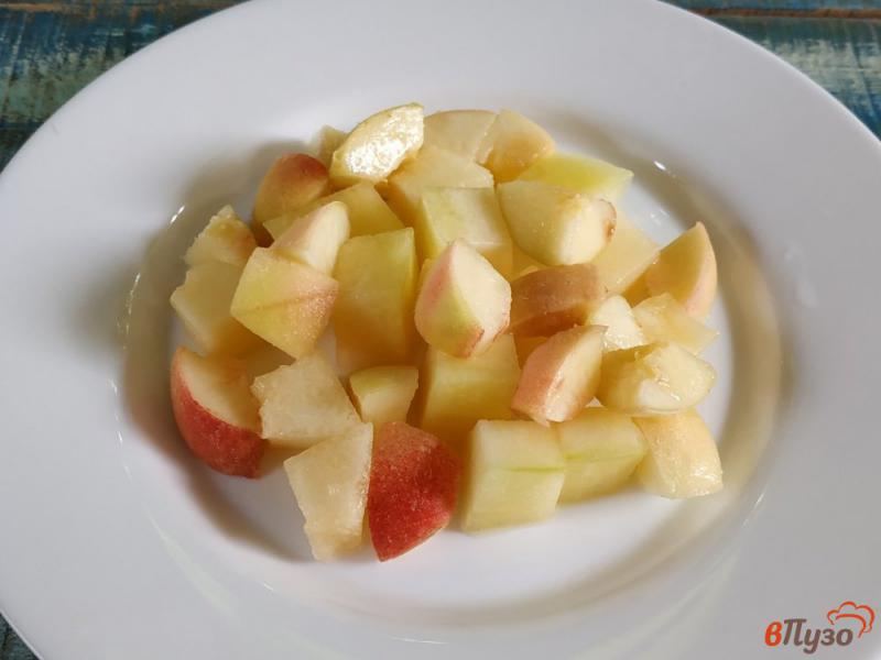 Фото приготовление рецепта: Салат с дыней персиком и ежевикой шаг №3