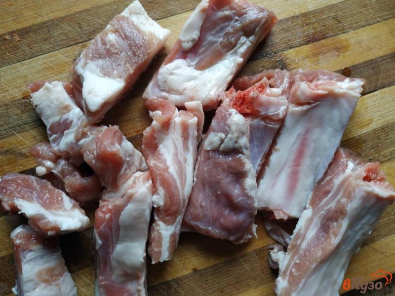 Фото приготовление рецепта: Макароны со свиными ребрышками шаг №1